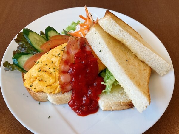 ベーコンとオムレツのサンド