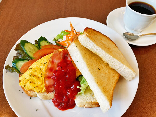 ベーコンとオムレツのサンド（ドリンク付き）